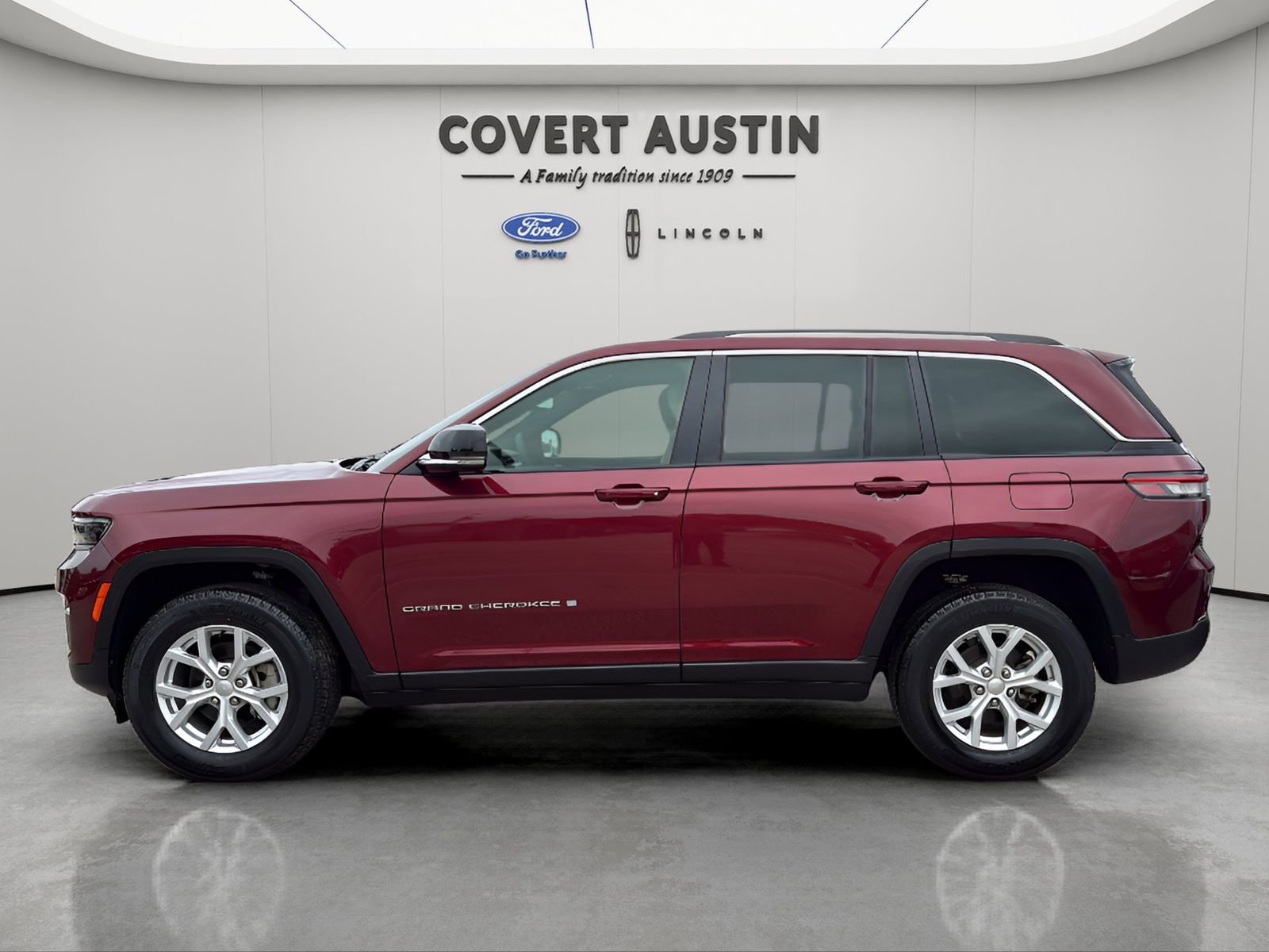 Used 2023 Red Jeep Limited image 2