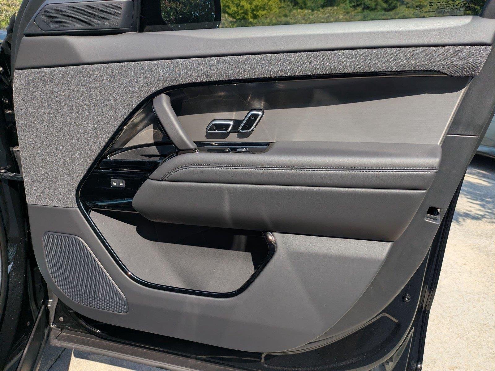 New 2026 Santorini Black Land Rover SE image 32