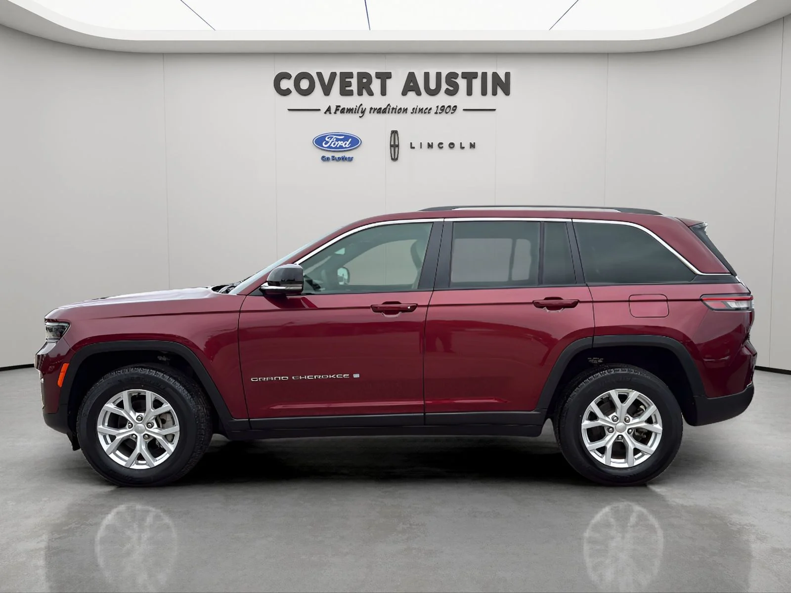 Used 2023 Red Jeep Limited image 2