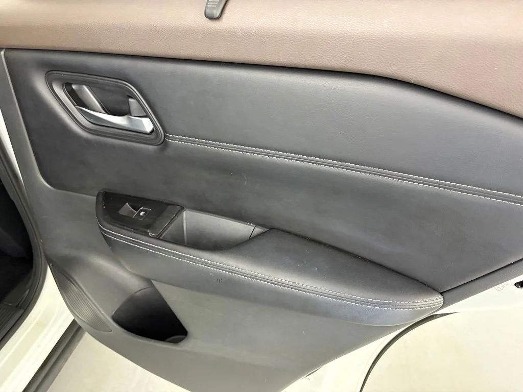 Used 2022 White Nissan SL image 37