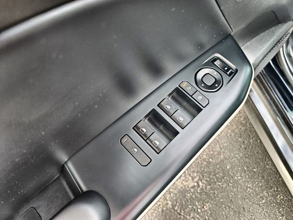 Used 2025 Black Kia GT-Line image 13