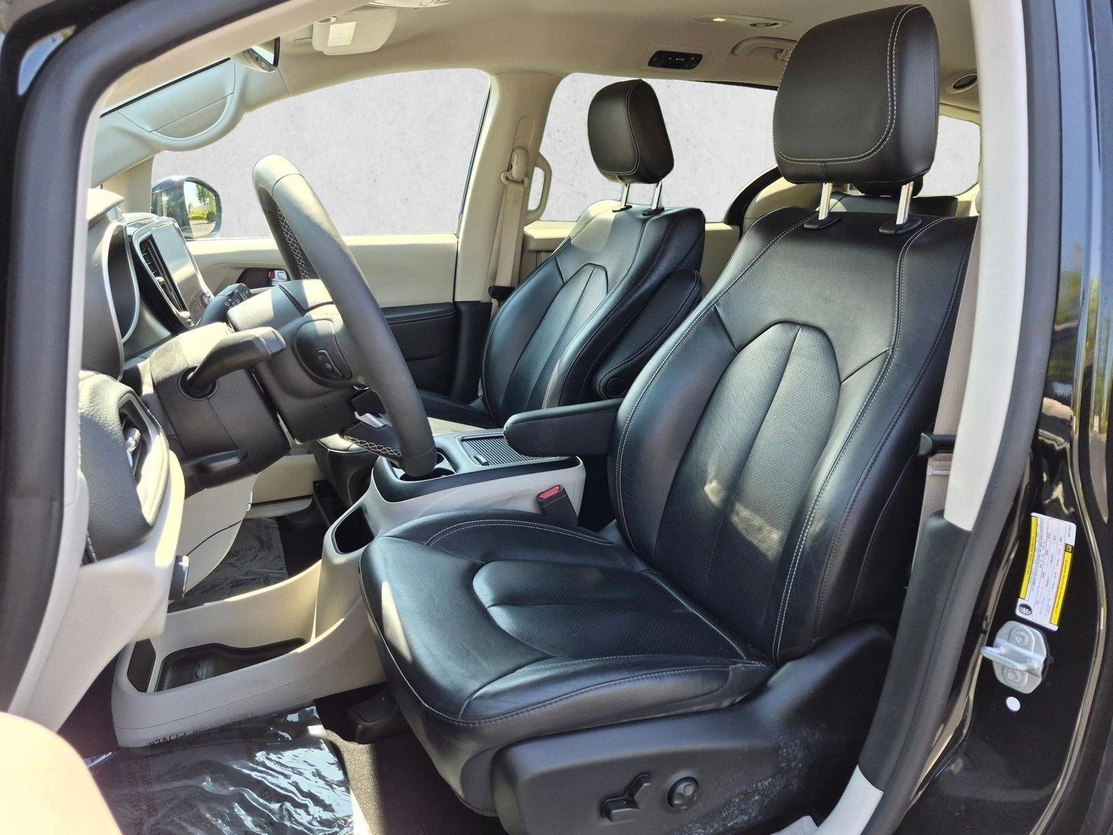 Used 2022 Brilliant Black Crystal Pearlcoat Chrysler Hybrid Touring L image 15