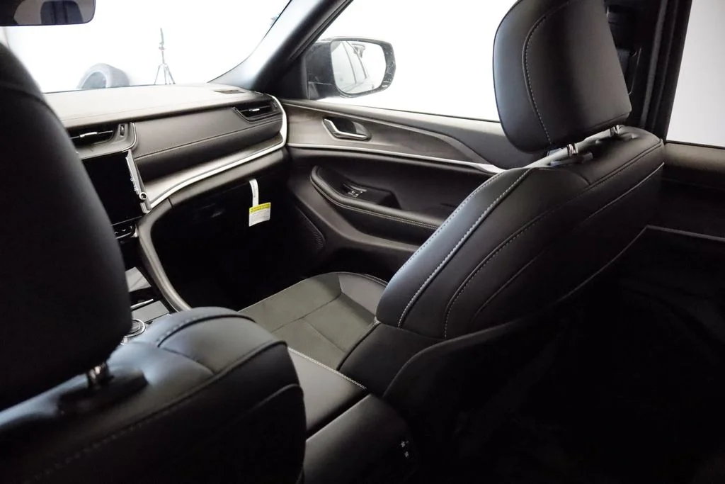 New 2026 Diamond Black Crystal Pearlcoat Jeep Altitude image 13