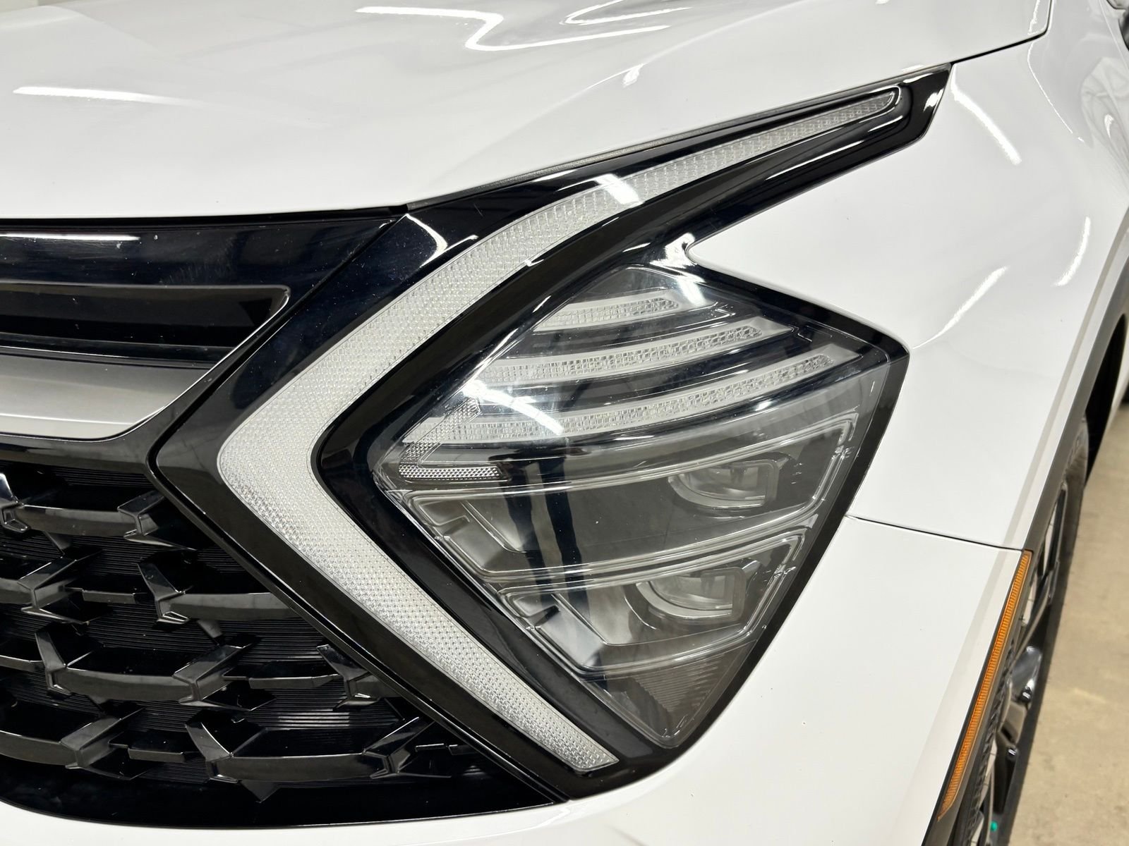 Used 2024 White Kia X-Line image 9