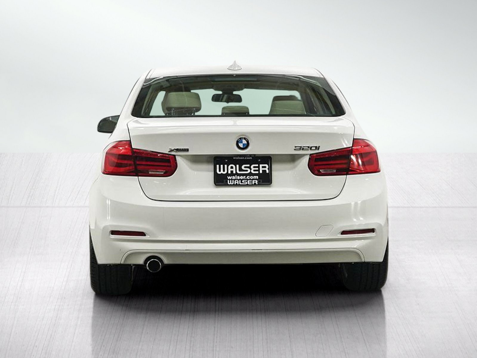 Used 2018 Alpine White BMW 320i xDrive image 4