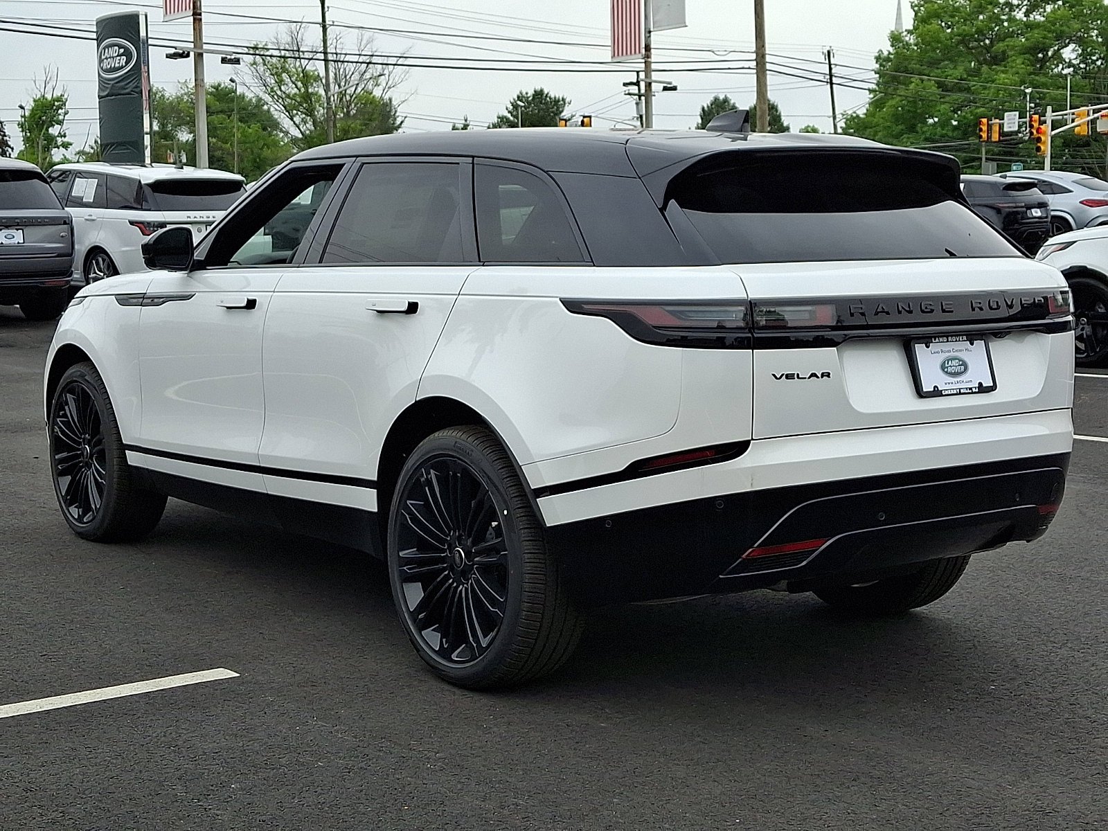 New 2026 Ostuni Pearl White Land Rover Dynamic SE image 4