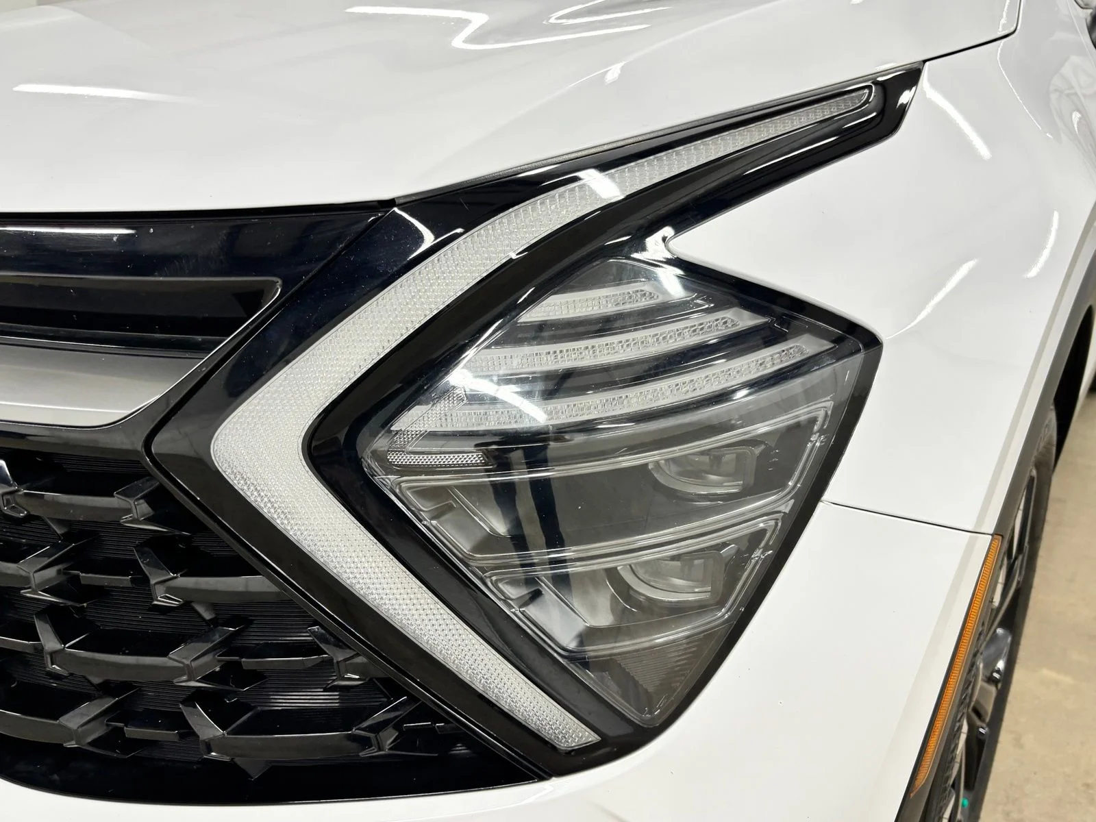 Used 2024 White Kia X-Line image 9