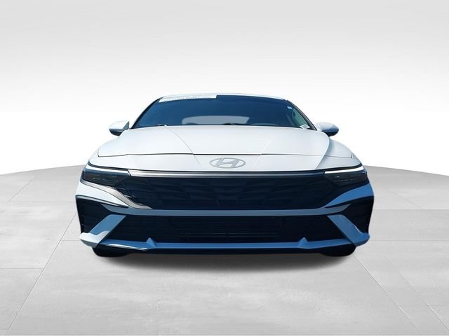 Used 2025 White Hyundai SE image 3