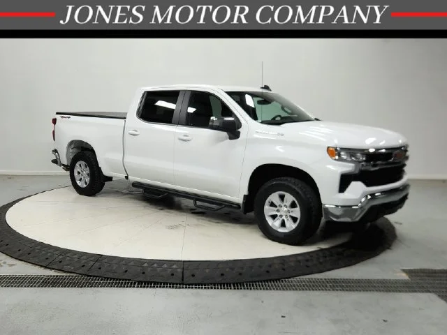 Used 2025 Summit White Chevrolet LT image 1