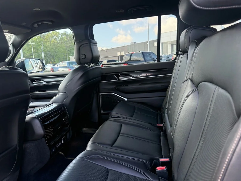 Used 2024 White Jeep Base image 23