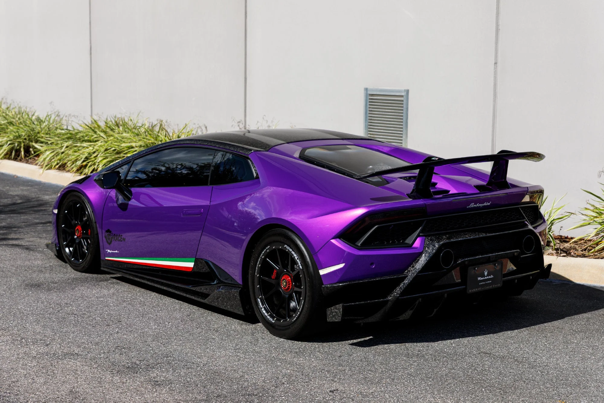 Used 2018  Lamborghini Performante image 3