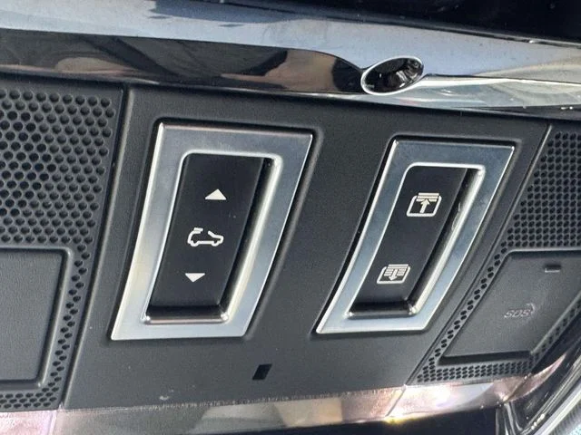 Used 2025 White Land Rover Dynamic SE image 38