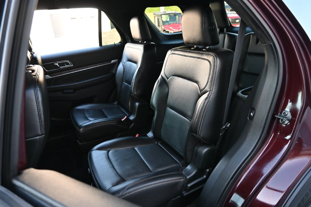 Used 2019 Burgundy Ford Limited image 27