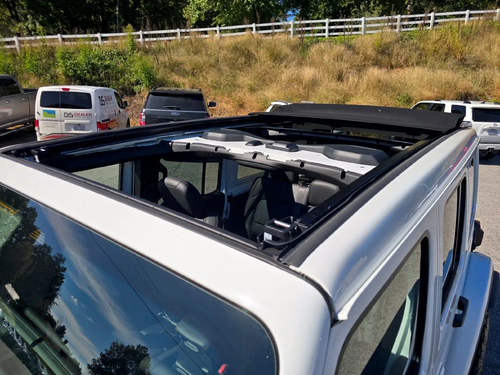 New 2027 White Jeep Rubicon X image 22
