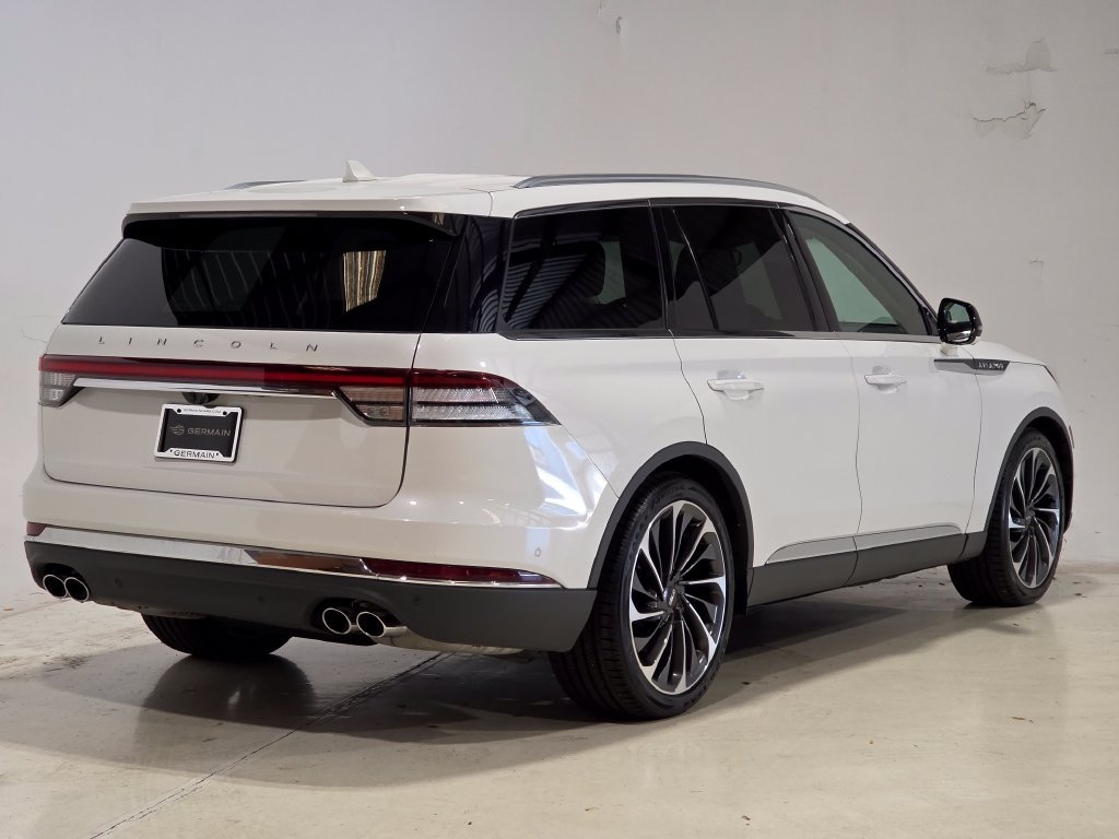 Used 2024 White Metallic Lincoln Reserve image 5