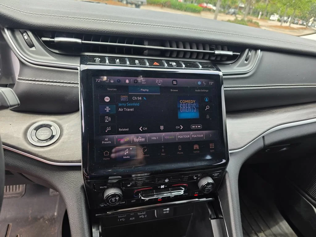 Used 2023  Jeep Limited image 17
