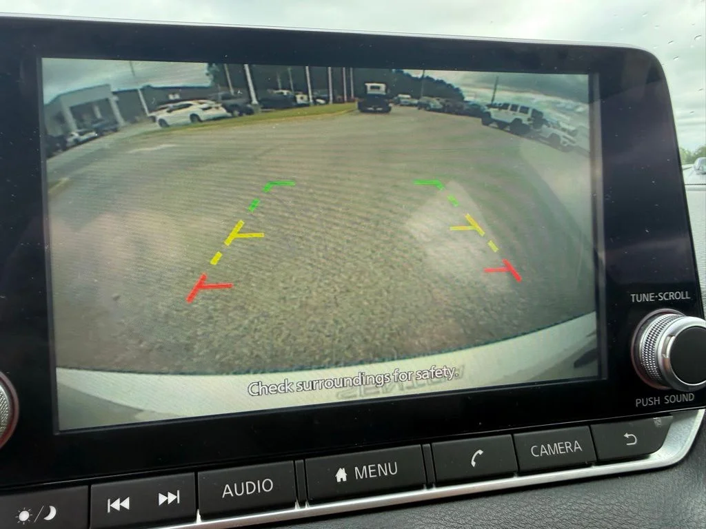 Used 2022 White Nissan SR image 15