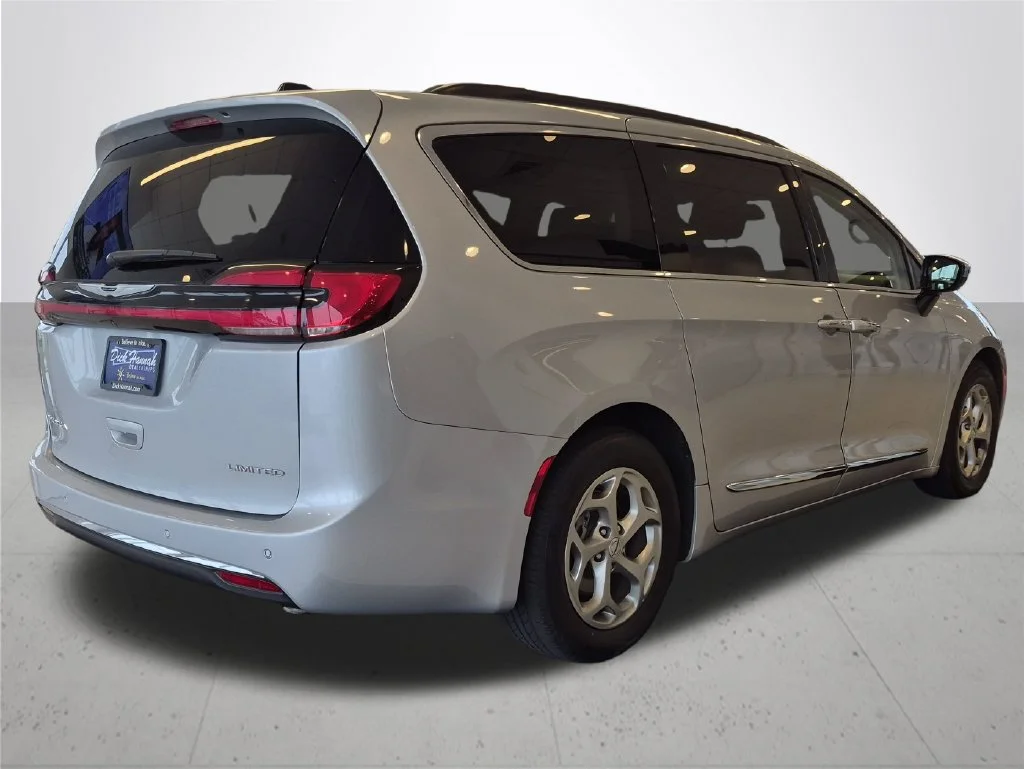 Used 2023 Silver Chrysler Limited image 7