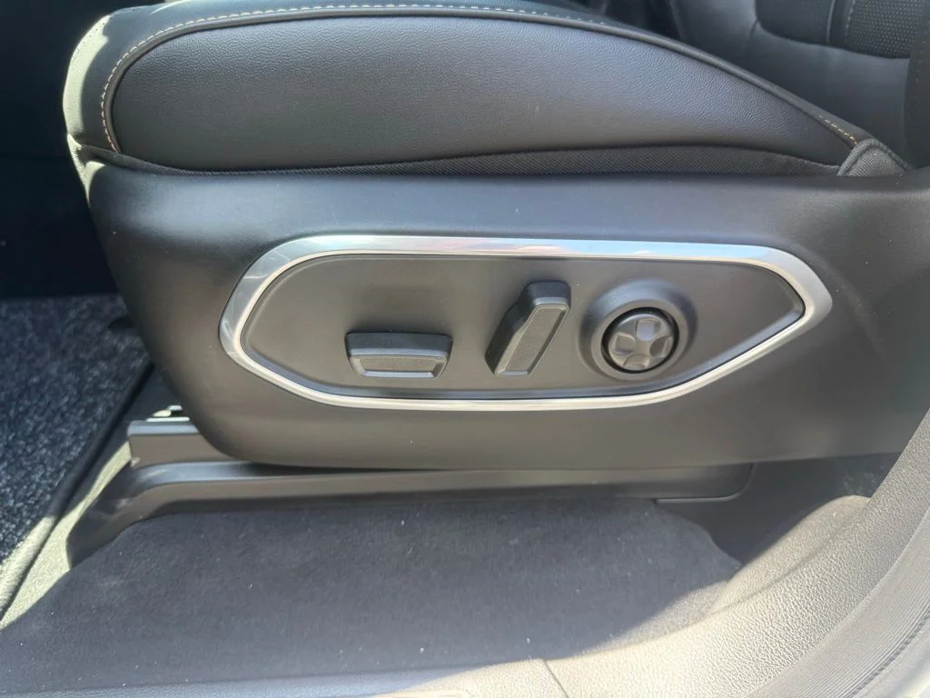 New 2026 Bright White Clear-Coat Exterior Paint Jeep  image 16