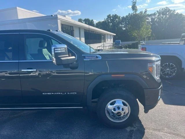 Used 2022  GMC Denali image 2