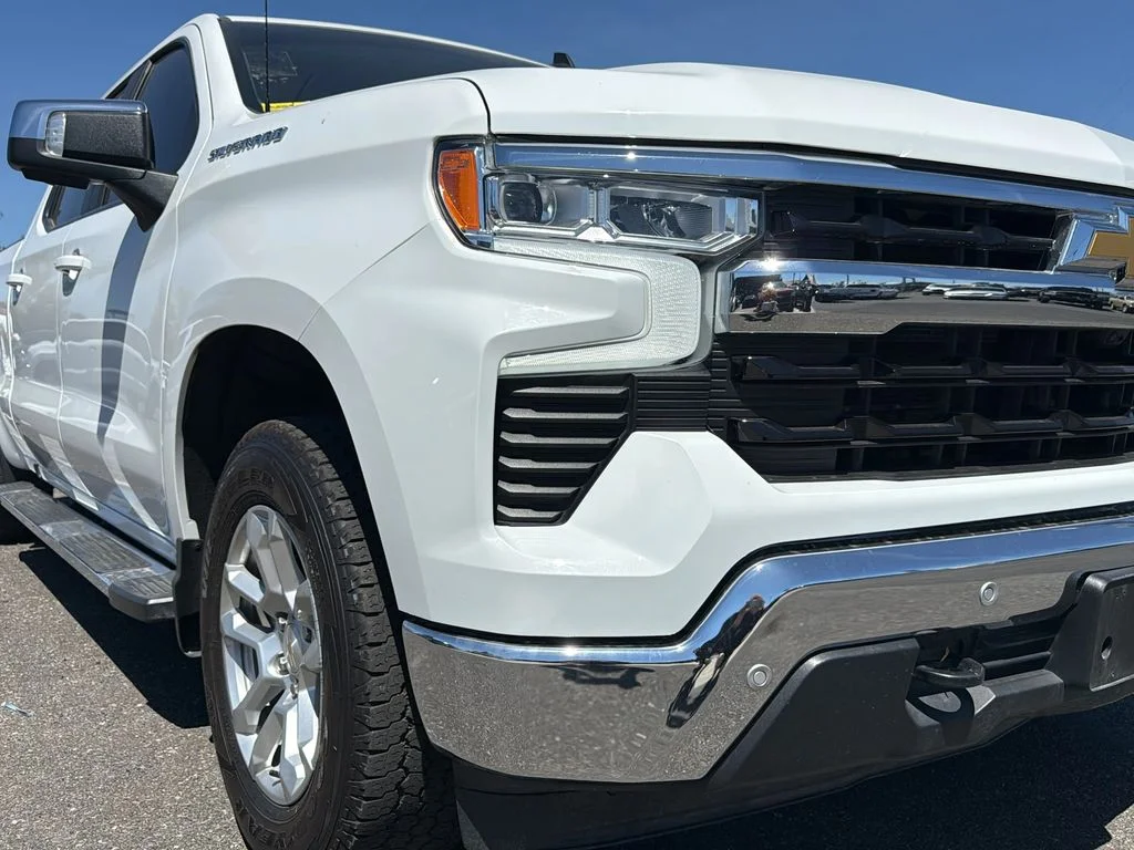 Used 2024 Summit White Chevrolet LT image 29