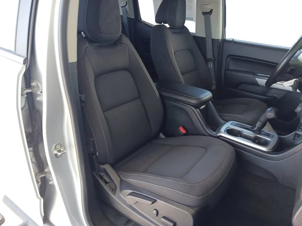 Used 2018 SILVER ICE METALLIC Chevrolet 4WD LT image 27