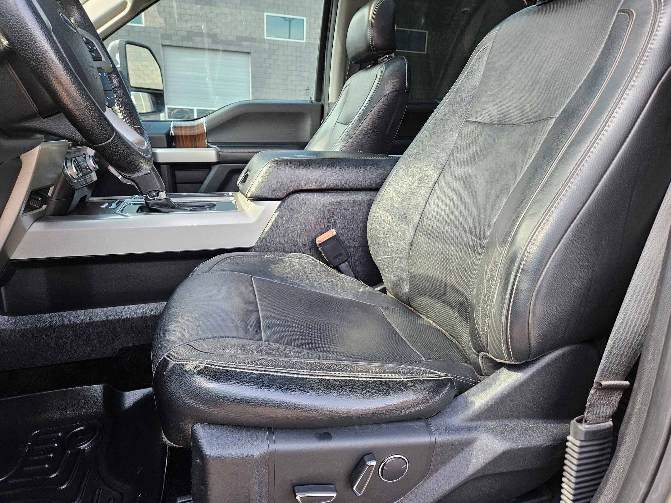Used 2015 Magnetic Metallic Ford Lariat image 15