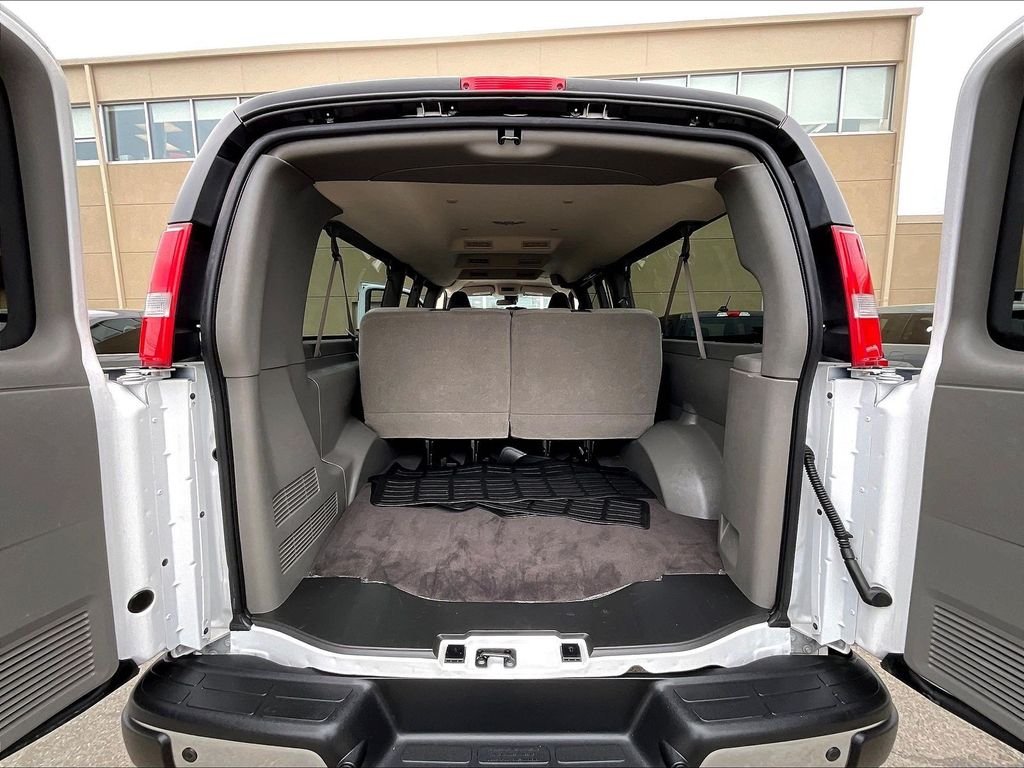 Used 2025 Summit White Chevrolet LT image 15