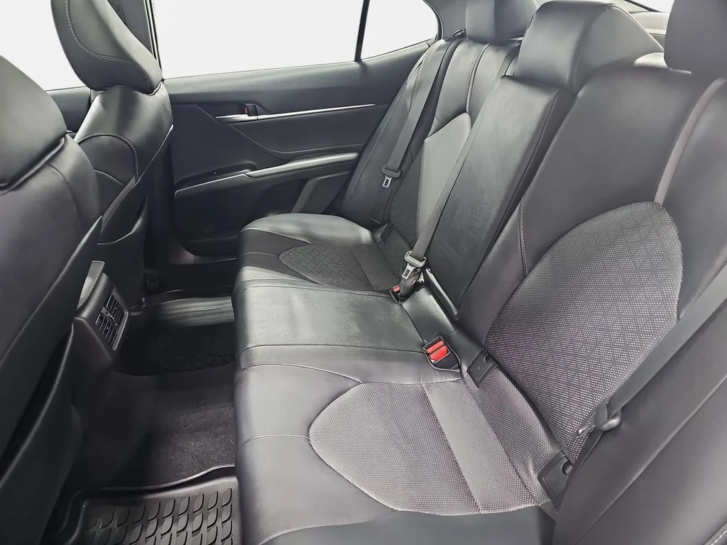Used 2018 Beige Toyota XSE V6 image 12