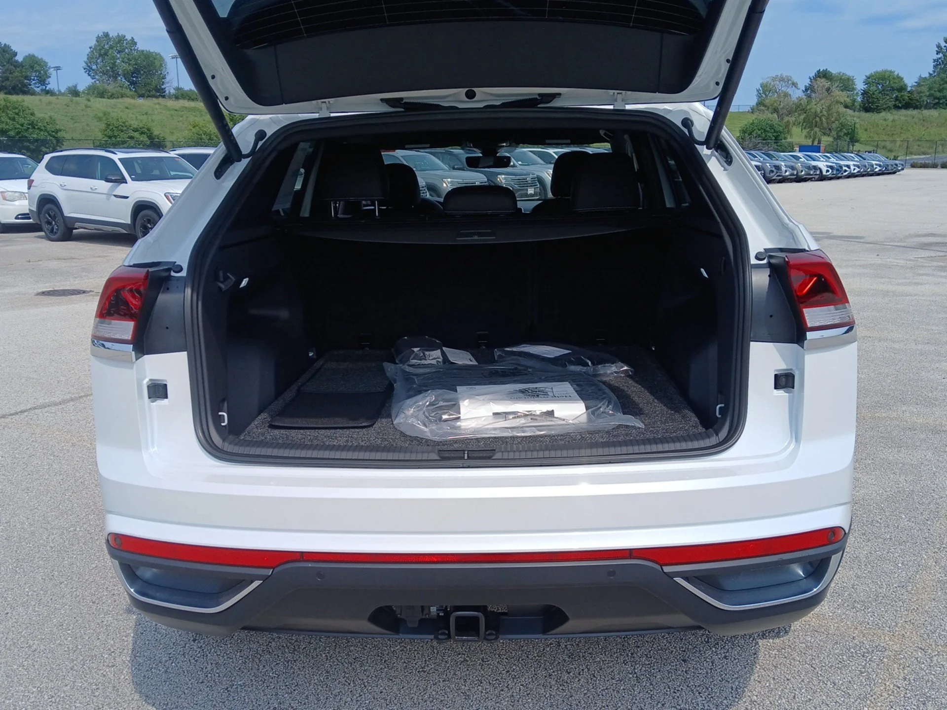 New 2026 Opal White Pearl Volkswagen 2.0T SE W/TECHNOLOGY image 23