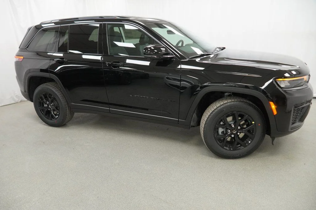 New 2026 Diamond Black Crystal Pearl-Coat Exterior Paint Jeep Altitude image 9