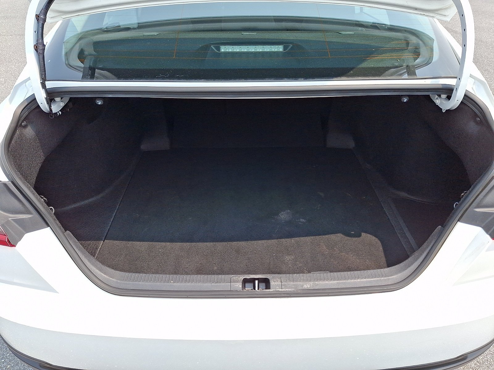 Used 2025 Wind Chill Pearl   089 Toyota LE image 28