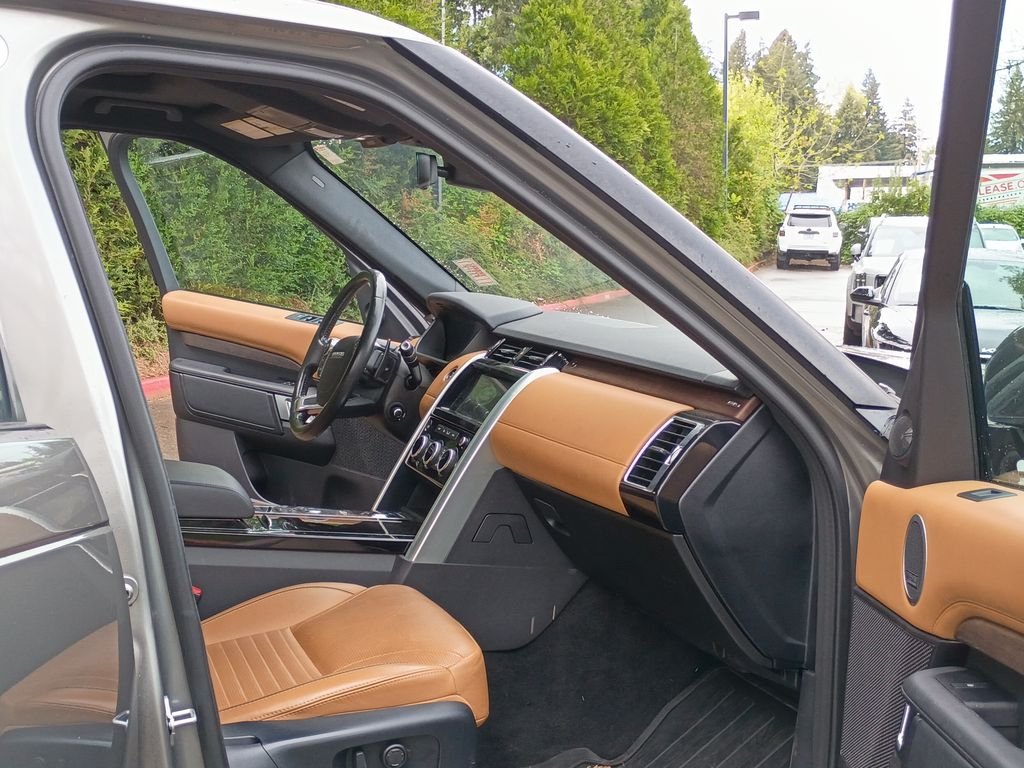 Used 2018 Silicon Silver Premium Metallic Land Rover HSE Luxury image 18