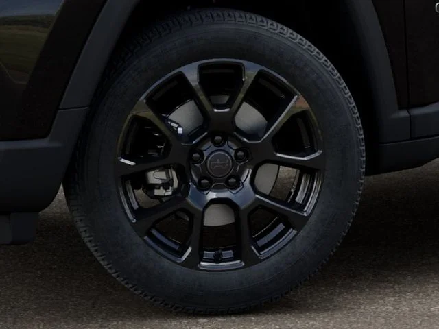 New 2026 Diamond Black Crystal Pearl-Coat Exterior Paint Jeep Latitude image 9
