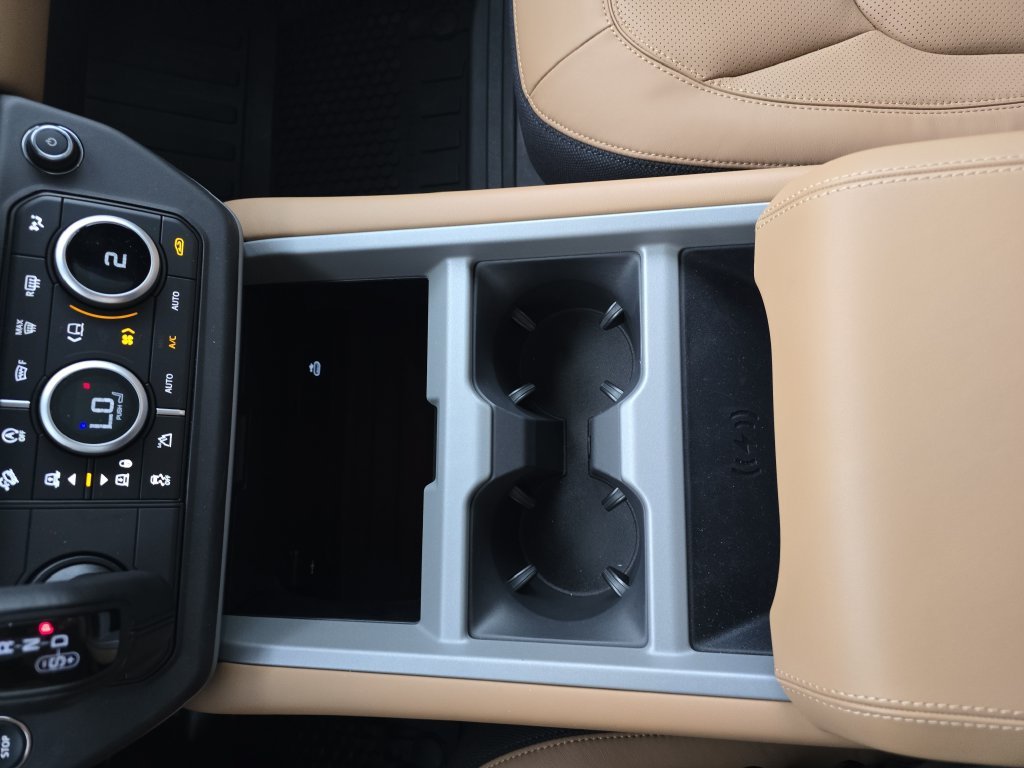 2026 Land Rover Defender V8 - Photo 18