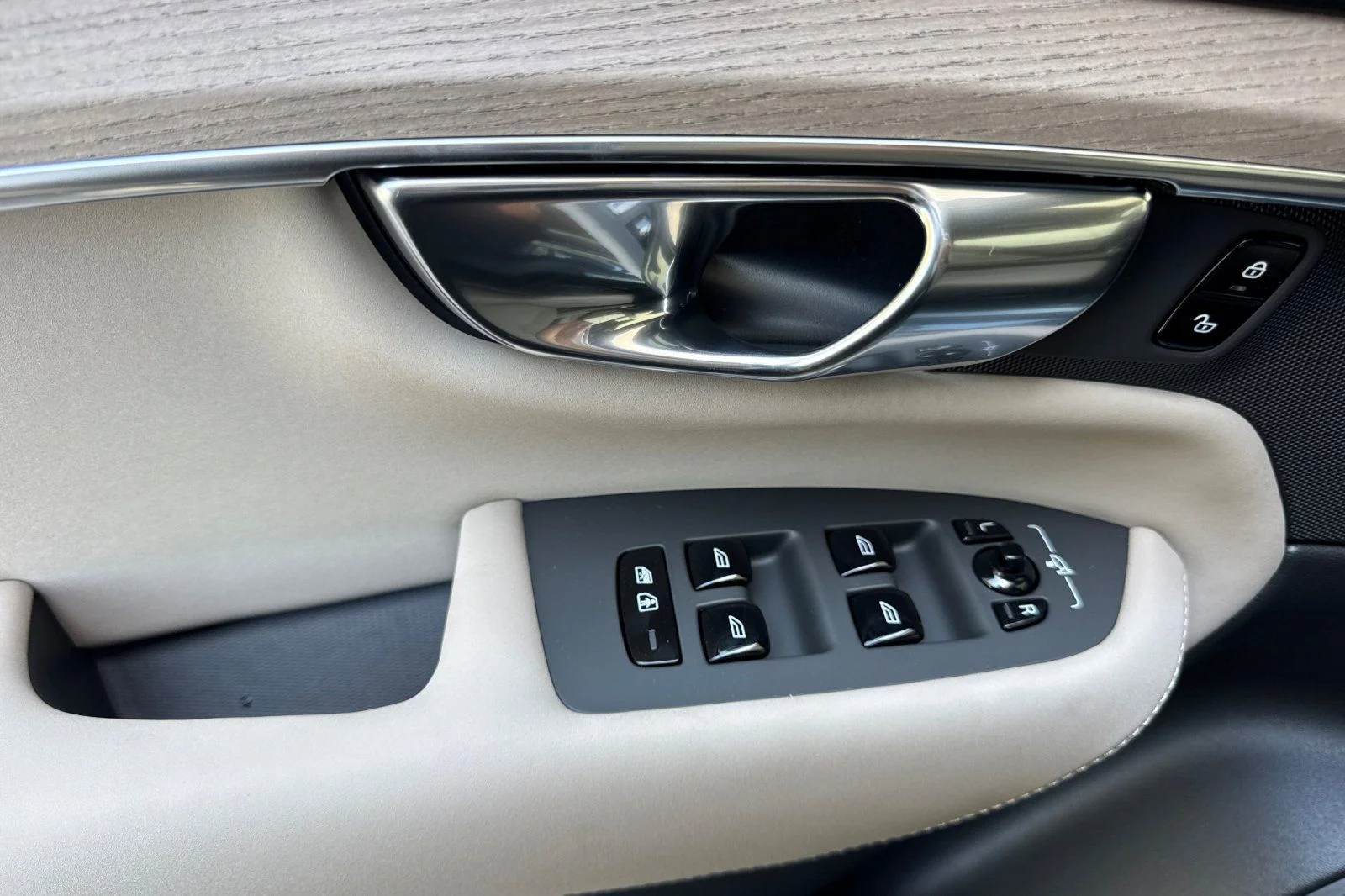 New 2026 Denim Blue Volvo T8 Plus 7-Seater image 14