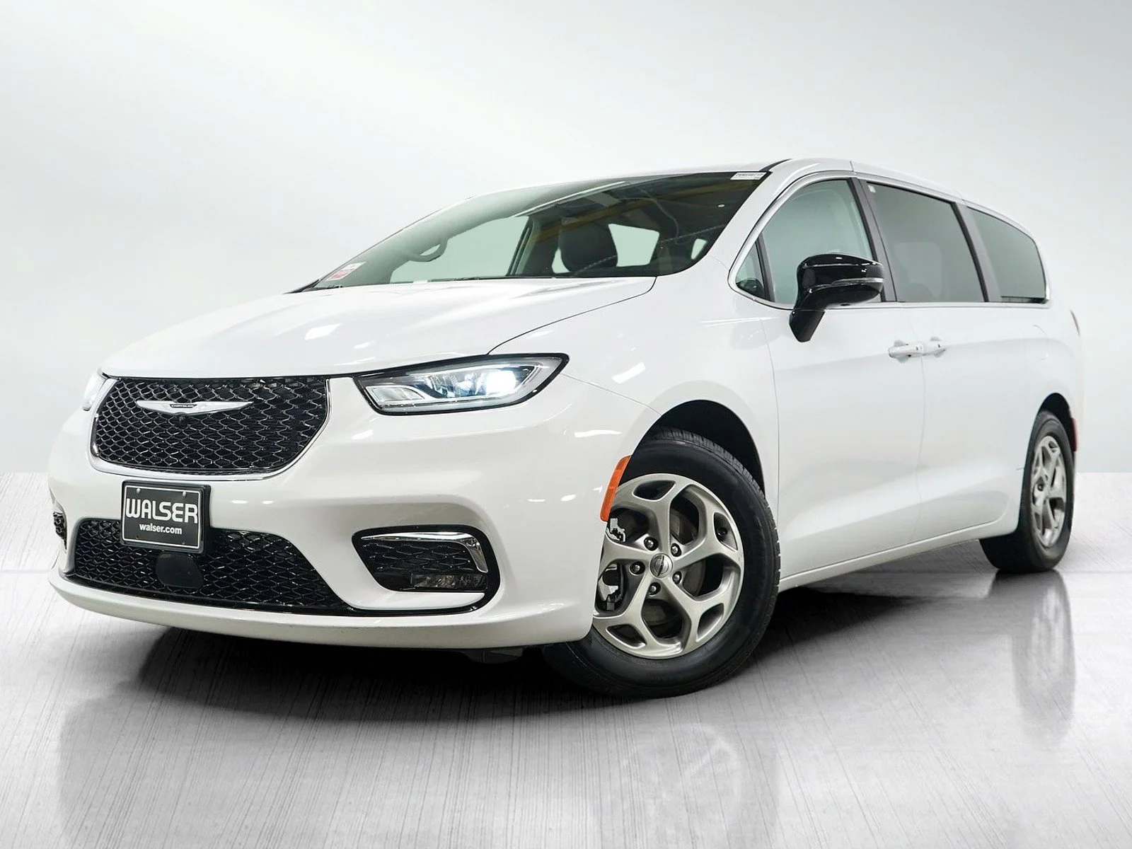 2024 Chrysler Pacifica Limited's photo