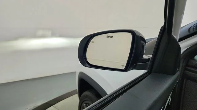 New 2026 Bright White Clear-Coat Exterior Paint Jeep Limited image 20