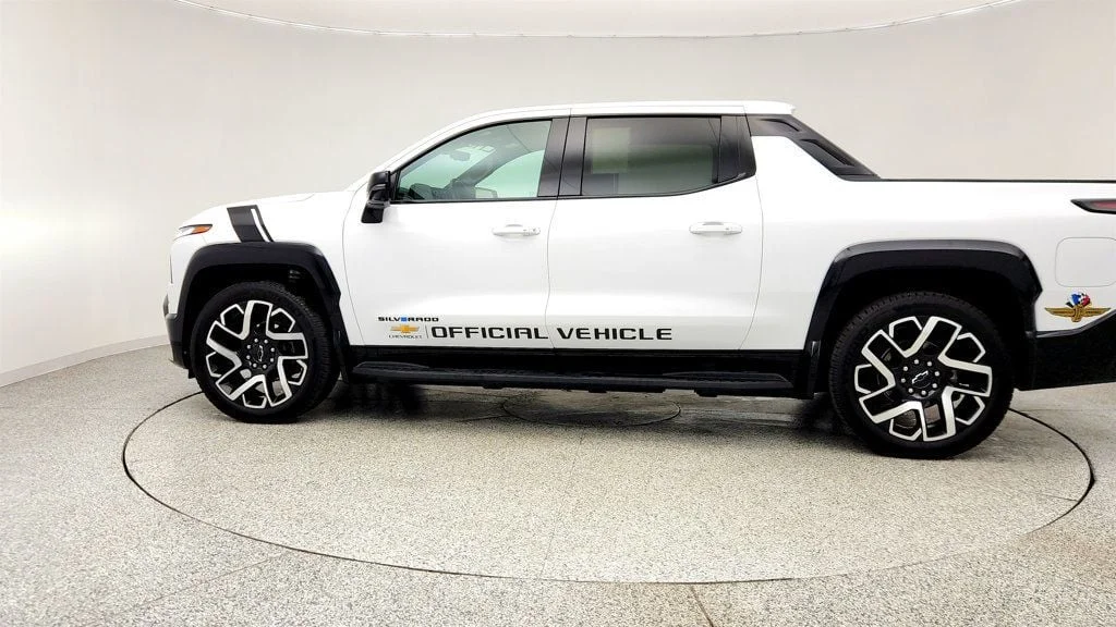 Used 2025 Summit White Chevrolet e4WD Crew Cab Max Range RST w/ Hard Folding Truck Bed Cover image 8