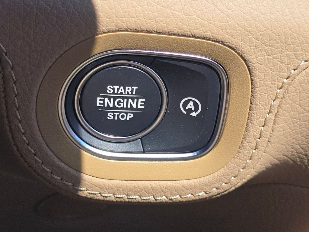 New 2026 MANUFAKTUR Moonlight White Metallic Mercedes-Benz GLS 580 image 40
