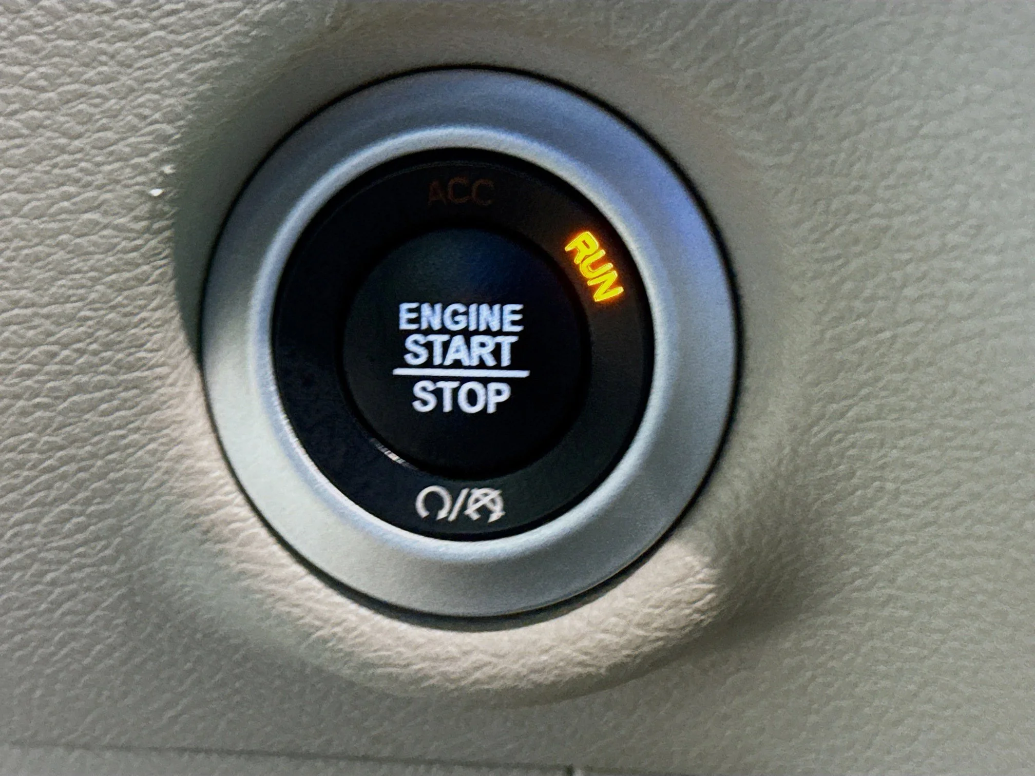 Used 2023 Silver Mist Clearcoat Chrysler LX image 17