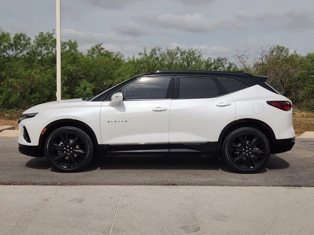 Used 2022 White Chevrolet RS Front-Wheel Drive image 4