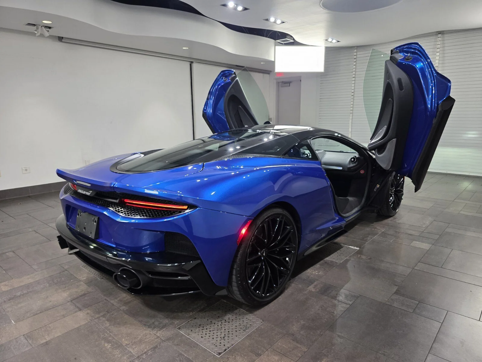 Used 2023 MSO Volcano Blue McLaren  image 23