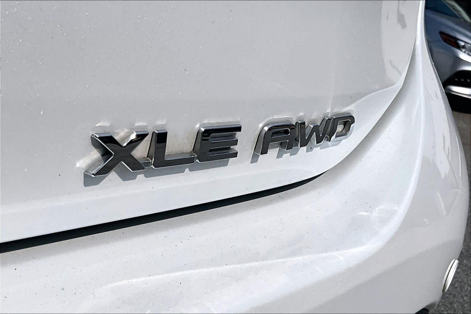 Used 2024 Wind Chill Pearl Toyota XLE image 10