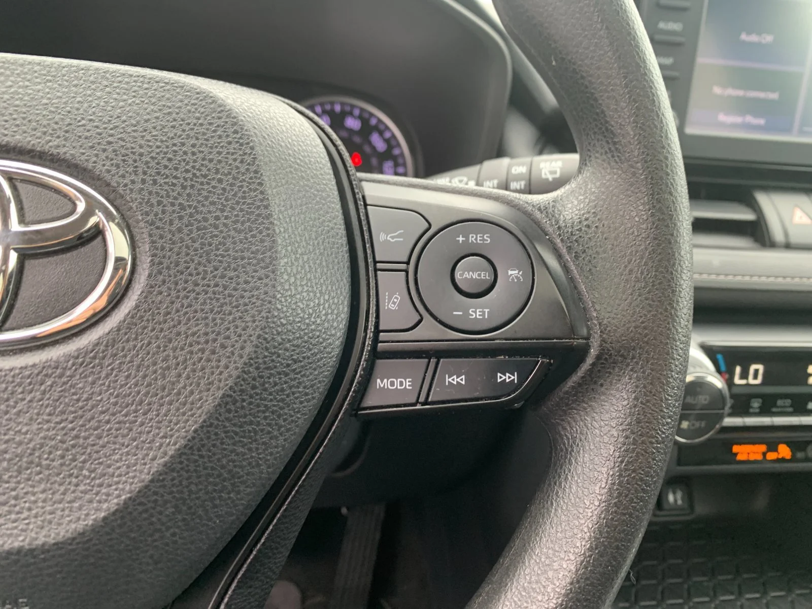 Used 2019 White Toyota XLE image 27