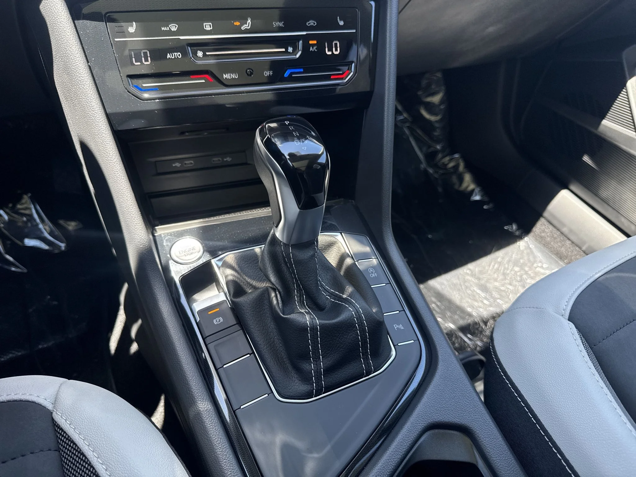 New 2026 Platinum Gray Metallic Volkswagen SE image 28