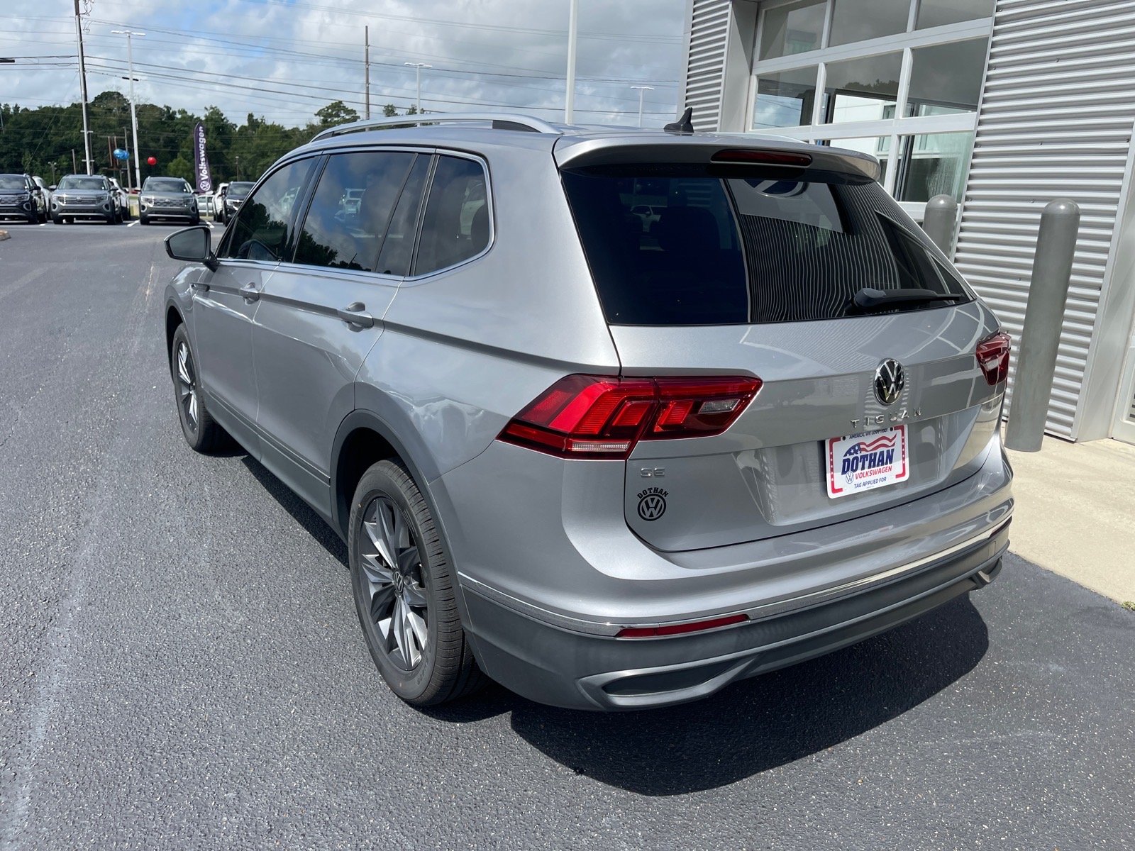 Used 2023 Pyrite Silver Metallic K2k2 Volkswagen SE image 12