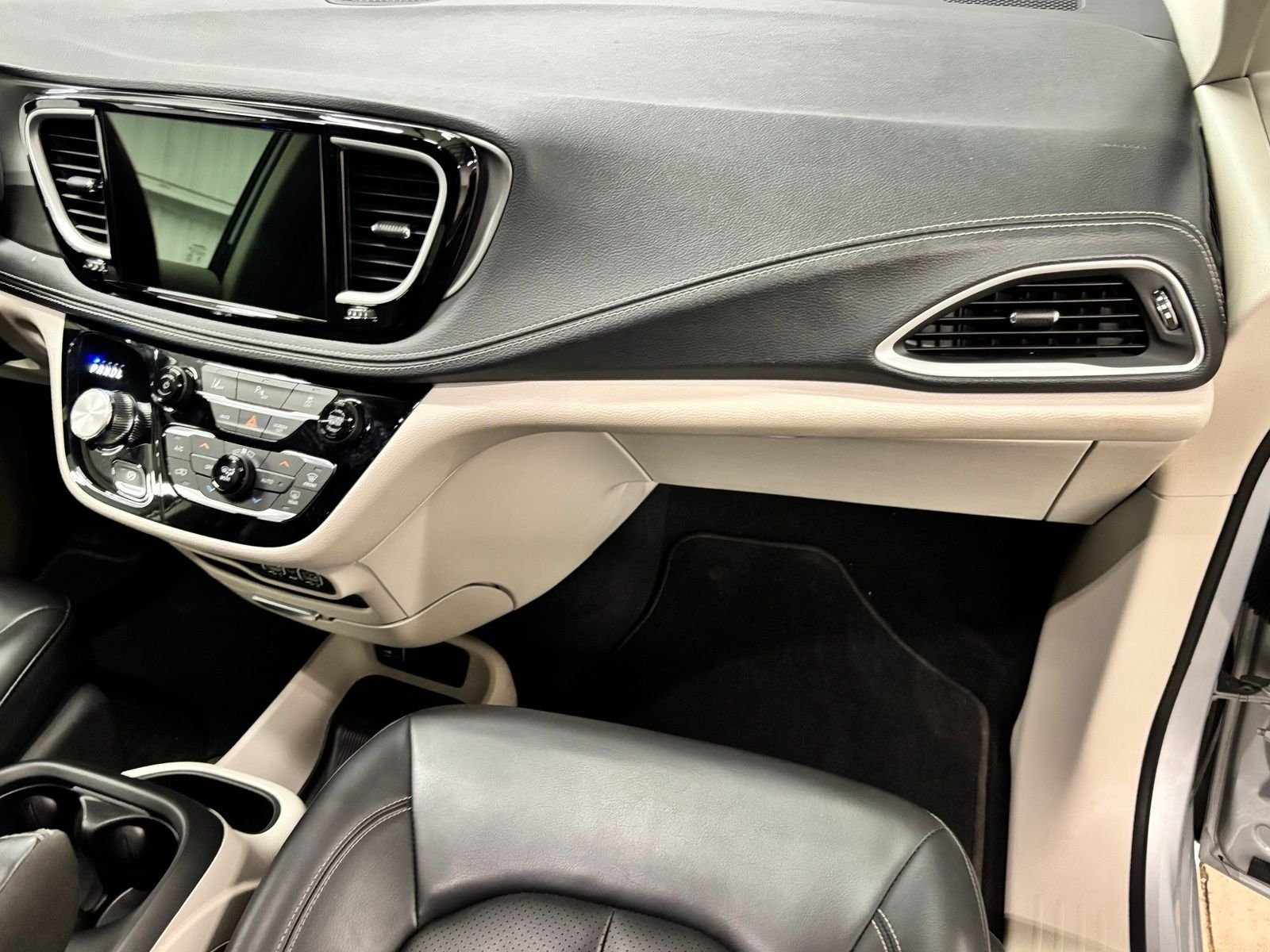 Used 2023 Silver Chrysler Touring L image 20
