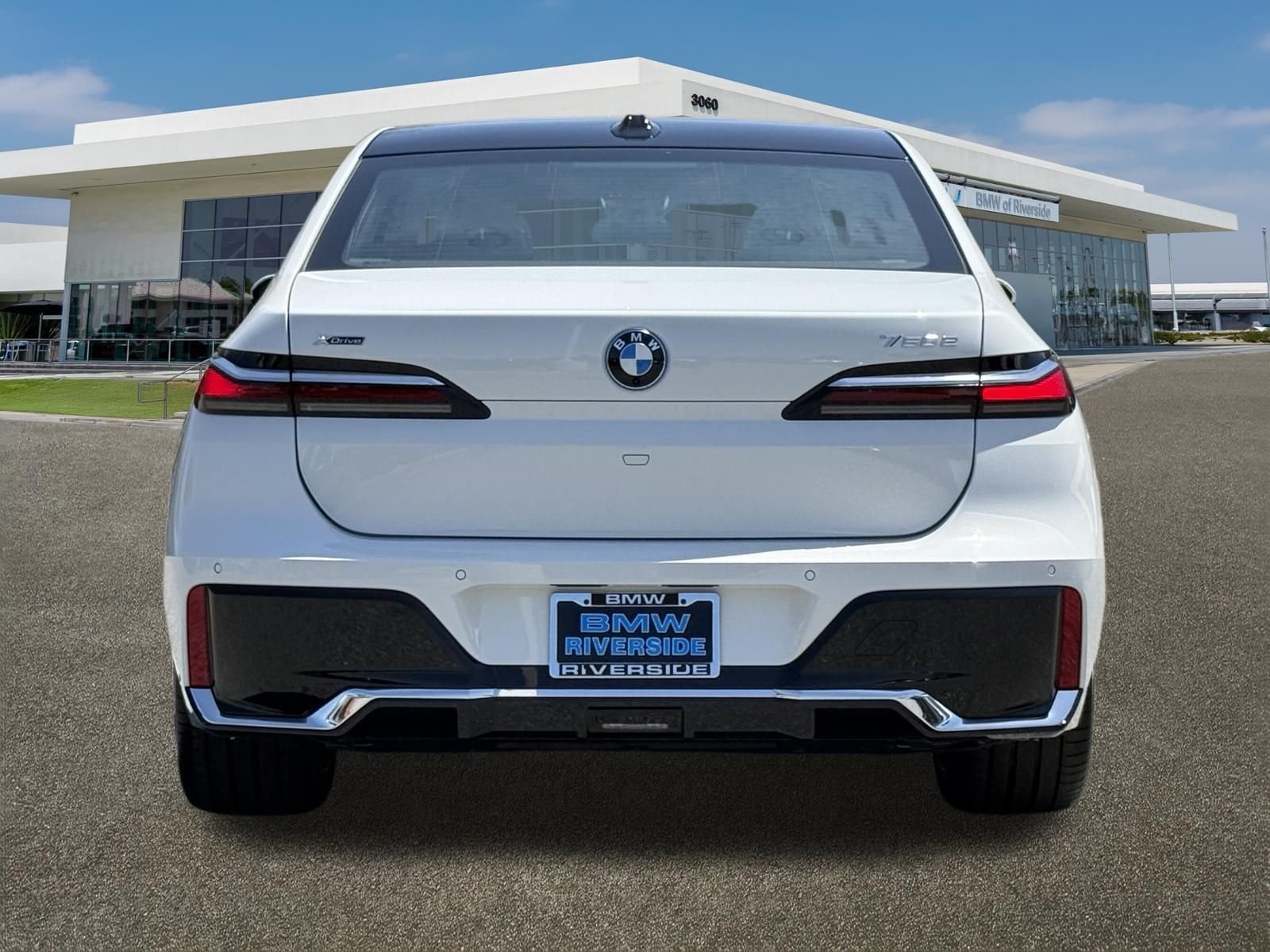New 2026 Alpine White BMW 750e xDrive image 9