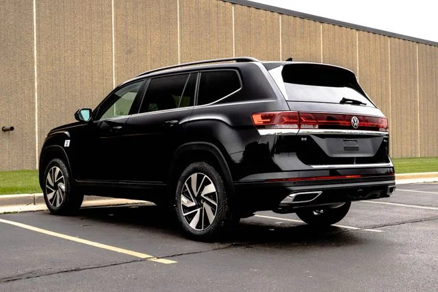 New 2026 Black Volkswagen 2.0T SE w/Technology image 6